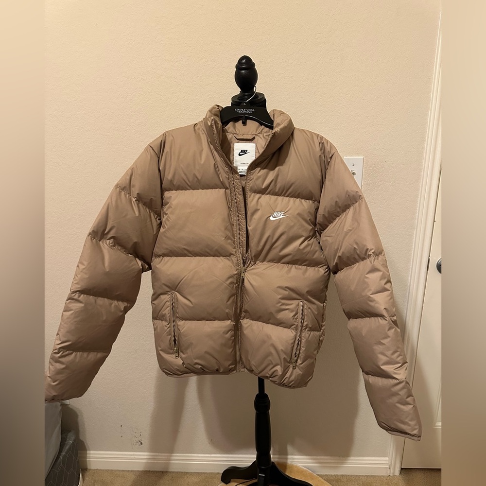 Nike Sportswear Club Men's/Women Therma-FIT Down Puffer Jacket Taupe.Size XS NWT - Picture 5 of 15